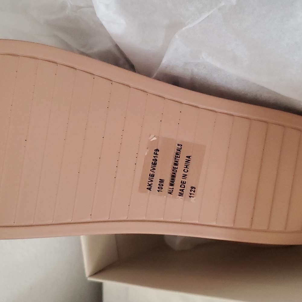 Anne Klein Tan Sandals - 9.5 - Picture 8 of 8